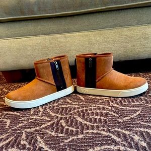UGG Kids Adler Sneaker Boot size 5.  NEVER WORN.